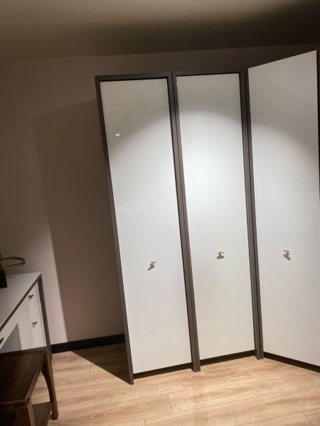 Outlet Atlas Giyinme Odası