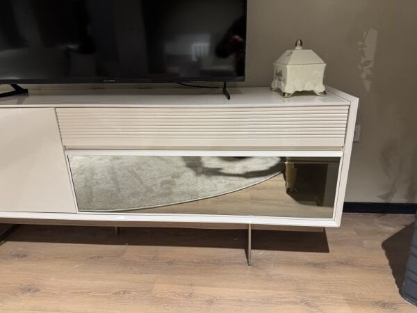 Outlet Aura Beyaz Tv Ünitesi